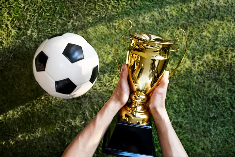 Aksi pertandingan olahraga yang menggambarkan pilihan kompetisi di IDN89