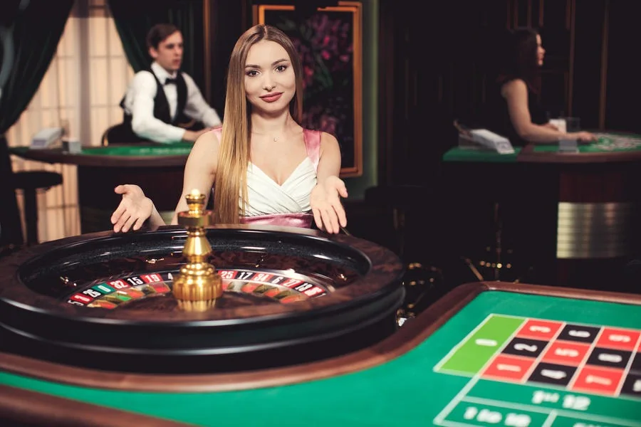 Dealer memandu permainan meja dalam tampilan kasino live